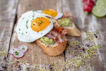 Strammer Max mit Avocado, Bacon und Spiegelei
