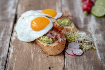 Strammer Max mit Avocado, Bacon und Spiegelei