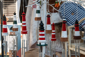 Mehrere hängende Leuchttürme aus Holz