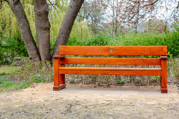 Ruhebank in einem Park aus Holz mit einem Herz in der Mitte