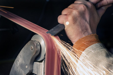  Making knife on the belt grinder with sparks, polishing, sanding handle 