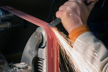  Making knife on the belt grinder with sparks, polishing, sanding handle 