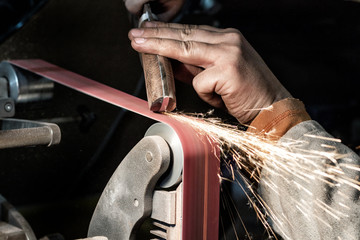  Making knife on the belt grinder with sparks, polishing, sanding handle 
