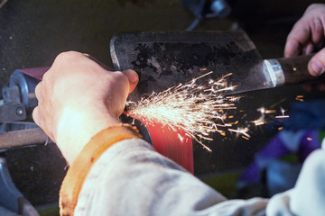  Making knife on the belt grinder with sparks, polishing, sanding handle 