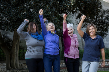 Obraz premium Gruppo di donne anziane in tuta da ginnastica esulta felice al parco