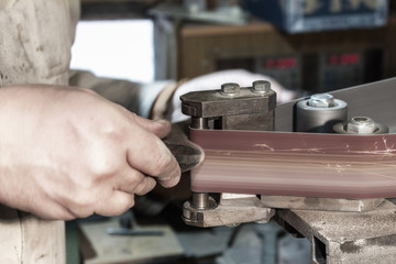  Making knife on the belt grinder with sparks, polishing, sanding handle 