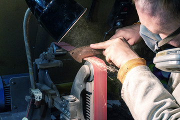  Making knife on the belt grinder with sparks, polishing, sanding handle 