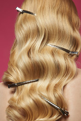 Wavy hairstyle with beak clips on blonde hair