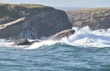 Fototapeta premium Puissance de l'Océan Atlantique à la Plage des Cathédrales près de Ribadeo en Galice, Espagne