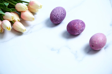 Obraz na płótnie Canvas Purple Easter Egg with Tulip Bouquet