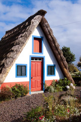 Fototapeta na wymiar Traditionelle Bauernhause mit Strohdach in Santana auf Madeira