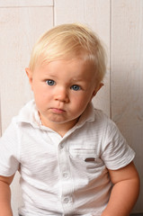 Fototapeta premium blond child with a white shirt