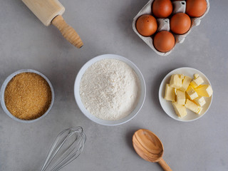 Backzutaten auf einem grauen Hintergrund, Draufsicht