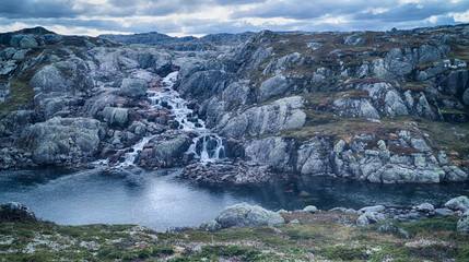 Naklejka premium Waterfall down into a lake 
