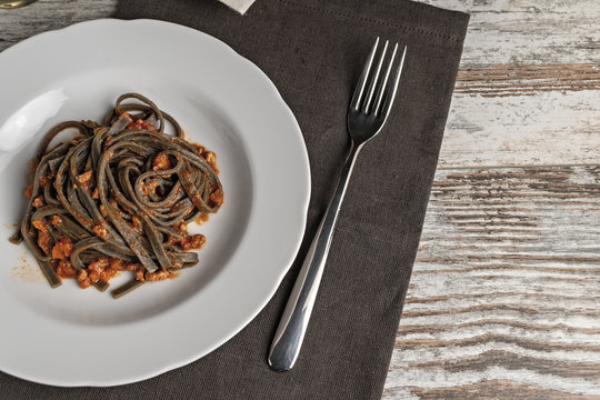 pasta al nero di seppia fettuccine al ragù dall'alto