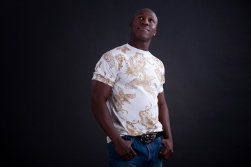 Mann blickt nach oben und denkt