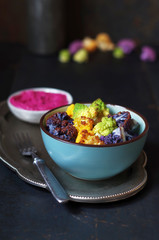gebratener bunter Blumenkohl und Romanesco mit Rote Bete- Humus Dip