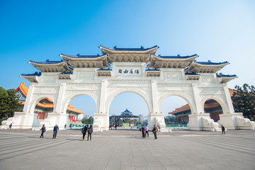 Naklejka premium Tajpej, Tajwan - 25 stycznia 2019: Główna brama Narodowa Sala Pamięci Czang Kaj-szeka