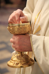 Donner la communion. / Give communion.