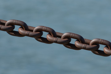 Kette auf neutralem blauem Hintergrund - Sicherheit - Befestigung