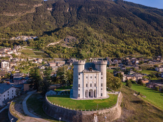 Vista aerea del castello di aymavilles, Aosta, Italia - obrazy, fototapety, plakaty