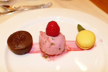 Eis auf Dessertteller