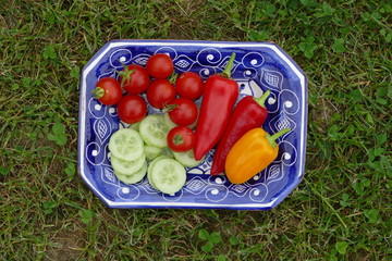 Rohkostmix auf blauer Schale