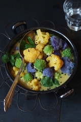 Blumenkohl Curry mit gelbem und violettem Blumenkohl und Romanesco