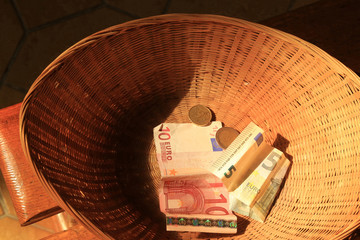 Quête. Panier en osier comprenant de l'argent. / Quest. Wicker basket containing money.