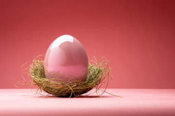 Rosa farbenes Osterei in Korb