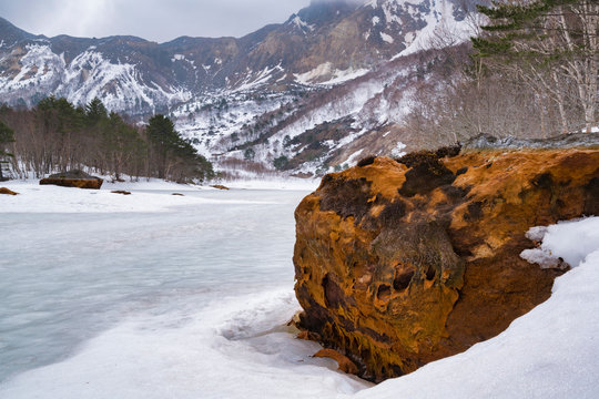 裏磐梯　銅沼（あかぬま）の雪景色