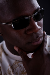 Cooler Afro Amerikaner mit Sonnenbrille