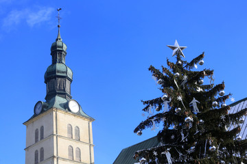 Sapin de Noël devant l'église Saint-Jean-Baptiste. Megève. / Christmas Tree in front of St. John the Baptist Church. Megève. 
