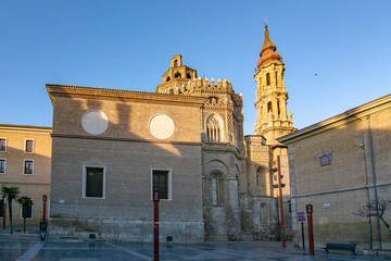Fototapeta na wymiar tower of the cathedral of San Salvador in Zaragoza