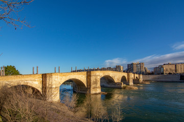 Fototapeta premium Medieval bridge over Ebro river in Zaragoza