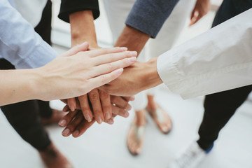 Group Many business people join hands to demonstrate harmony. The determination to work successfully achieved the goal. Work together. - obrazy, fototapety, plakaty