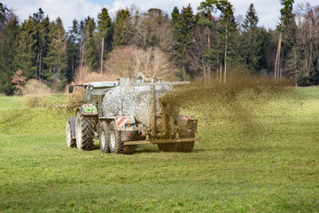 Traktor mit Güllewagen