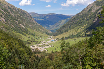 Fototapeta na wymiar Vallée dans les Pyrénées