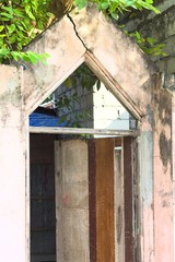 Fototapeta na wymiar Wooden door of an abandoned house (Ari Atoll, Maldives)