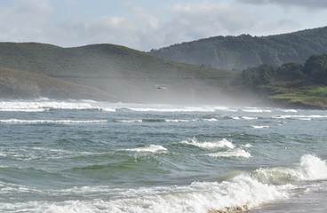 Vagues, écume, montagne, et goéland, c'est la magie de la côte atlantique en Galice, Espagne