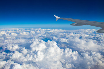 Fototapeta na wymiar Fliegen über Wolken