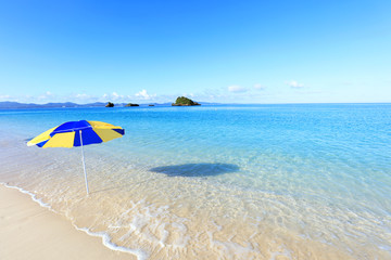 美しい沖縄のビーチと夏空