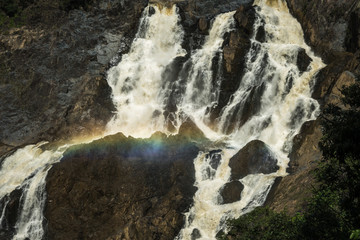 riesiger Wasserfall im Regenwald