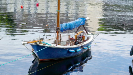 Fototapeta na wymiar 11171_A_small_sailboat_floating_on_the_water.jpg