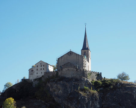 Rarogne commune Suisse dans le Canton du Valais. Château fort et ancienne église sur une crête rocheuse au bas du Loetschberg