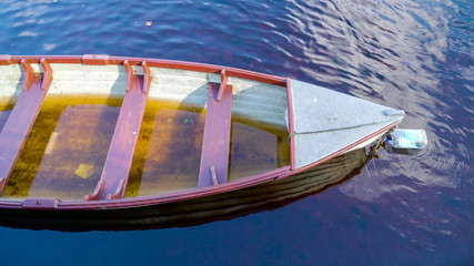 Obraz premium 11296_An_abandoned_boat_in_the_river_in_Ireland.jpg