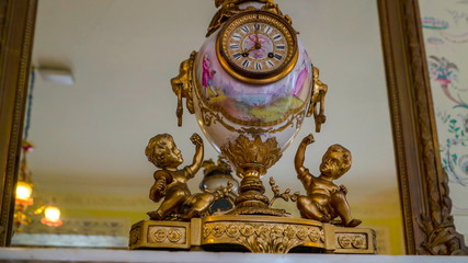Fototapeta na wymiar 11306_A_golden_antique_small_clock_in_the_living_room_in_Ireland.jpg