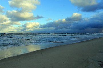 Stürmisches Meer und dicke Wolken im Winter