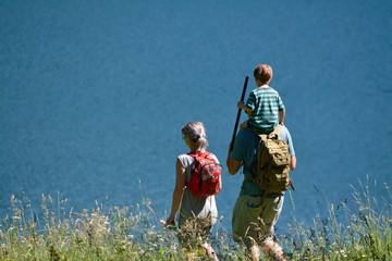 wandernde familie am freibergsee im allgäu