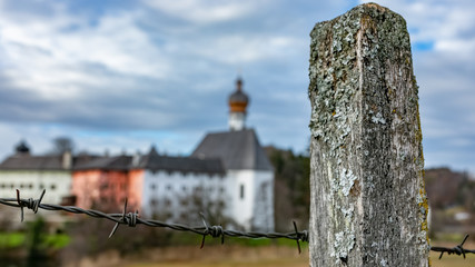 Stacheldraht vor dem Kloster